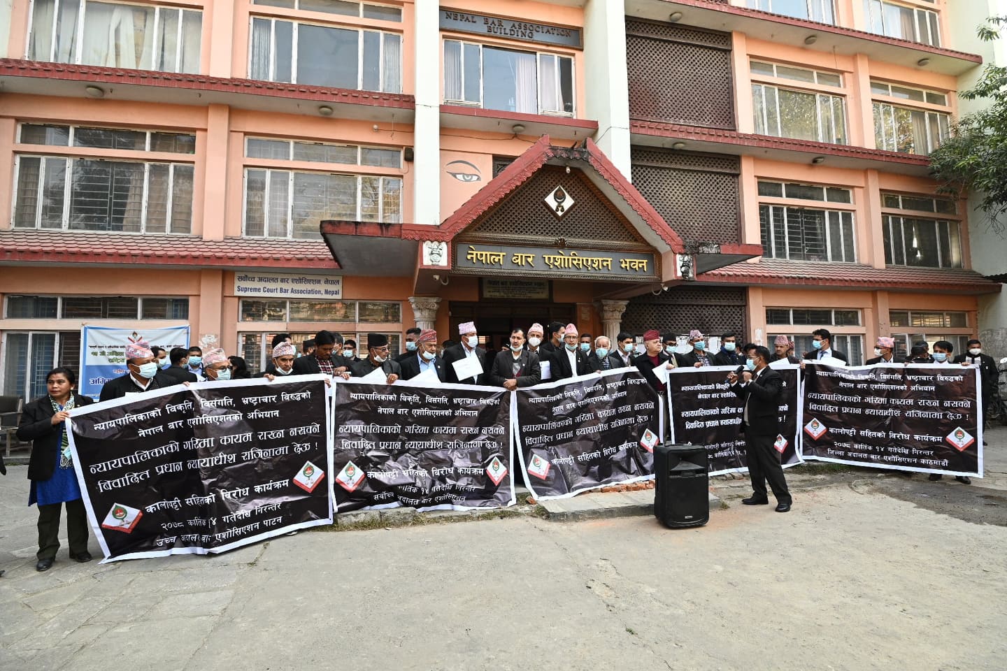 प्रधानन्यायाधीशको राजीनामालाई बटमलाइन बनाइरहेको बार बहस गर्न इजलास फर्कियो